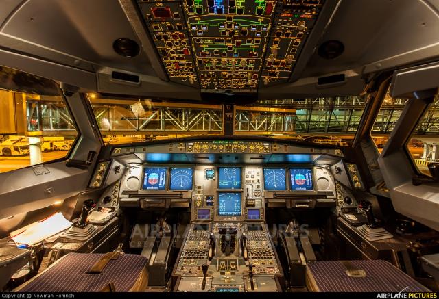 Airbus-A330-200-cockpit.jpg